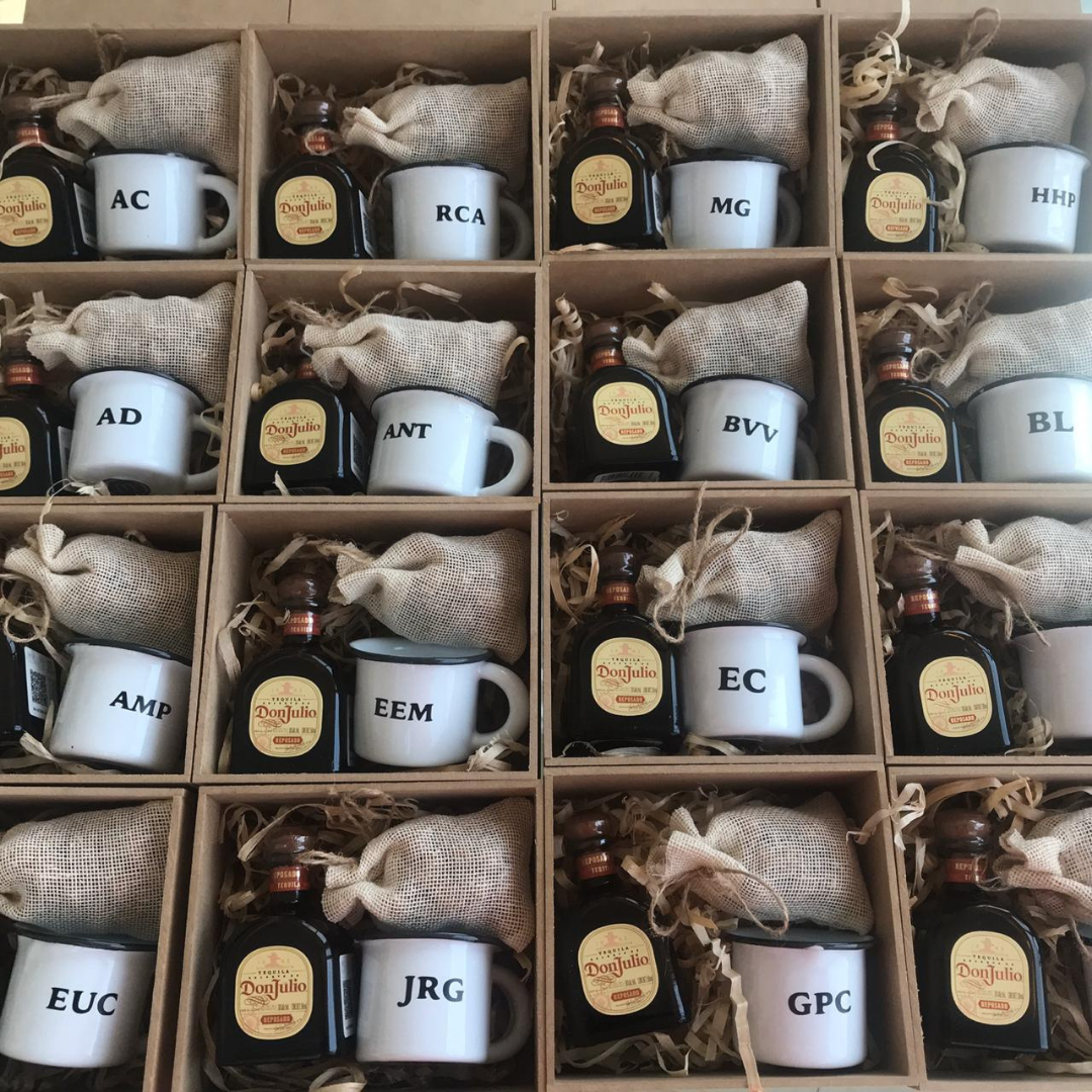 Caja Corporativa Navideña con Tequila y Detalle Personalizado